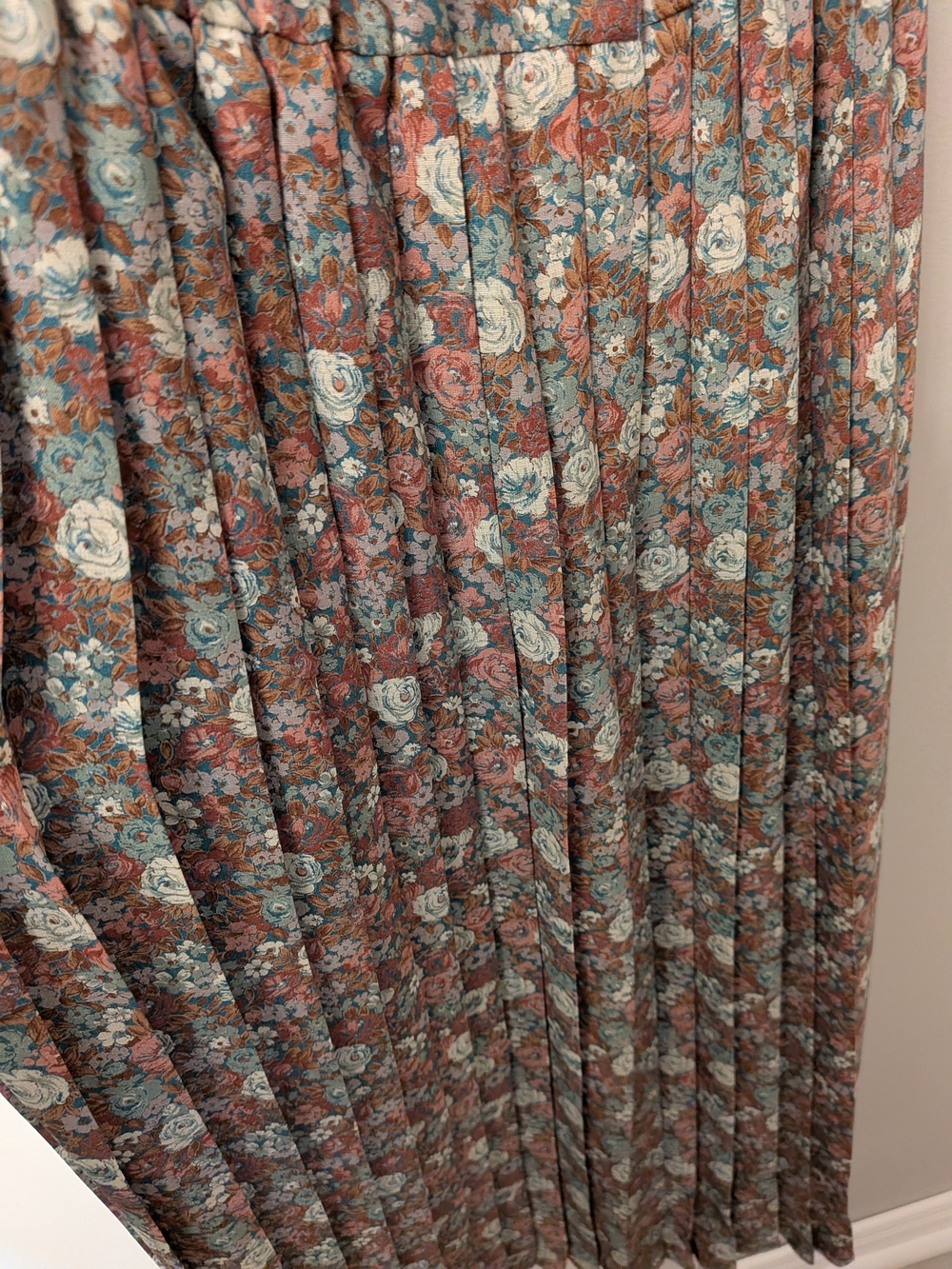 Vintage Japanese Floral Pleated Midi - Like New - Picture 5 of 10